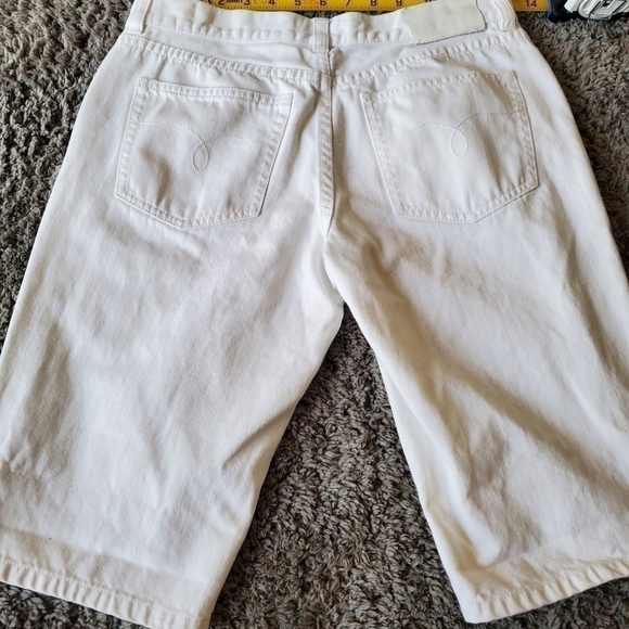 CONSERVATIVE White Bermuda Shorts - Picture 8 of 12